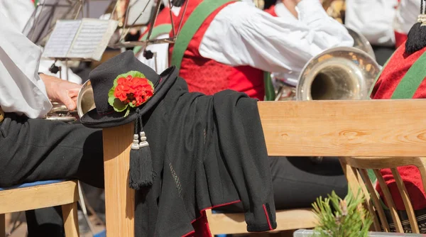 Unga musiker i typiska dräkt under en höst lokala firande i Val di Funes (Sydtyrolen ) — Stockfoto