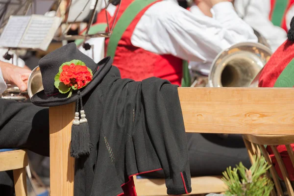 Unga musiker i typiska dräkt under en höst lokala firande i Val di Funes (Sydtyrolen ) — Stockfoto