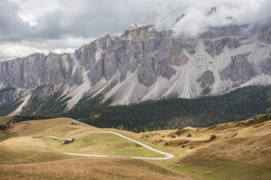bir yolu uzun bir alpin emekliye Italin Dolomites sonbaharda