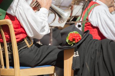 Val di Funes (South Tyrol bir sonbahar yerel kutlama sırasında tipik kostüm genç müzisyen )