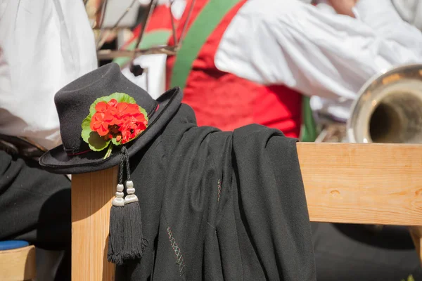 Unga musiker i typiska dräkt under en höst lokala firande i Val di Funes (Sydtyrolen ) — Stockfoto