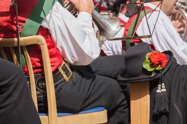 Musiker i typiska dräkt under en höst lokala firande i Val di Funes (Sydtyrolen ) — Stockfoto