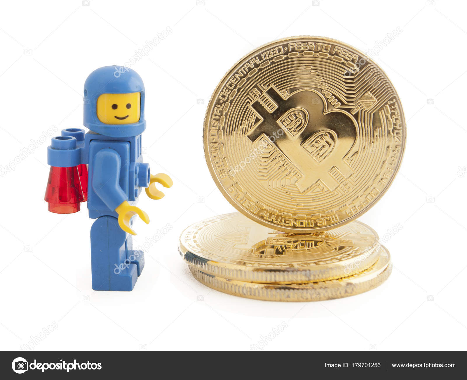 意大利威尼斯-2018年1月07日: 一个太空人(如乐高图) 站在比特币硬币旁边, 2018年1月07日在意大利威尼斯—— 库存社论照片©  tonellophotography #179701256