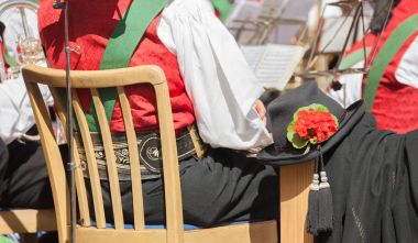 Val di Funes (South Tyrol bir sonbahar yerel kutlama sırasında tipik kostüm genç müzisyen )