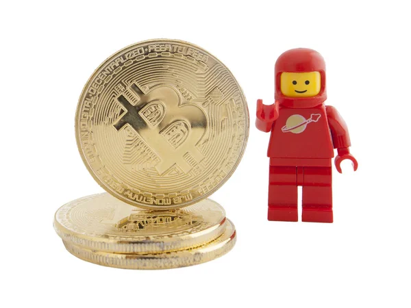 Космонавтом Lego Рис Стоячи Поруч Bitcoin Монети — стокове фото