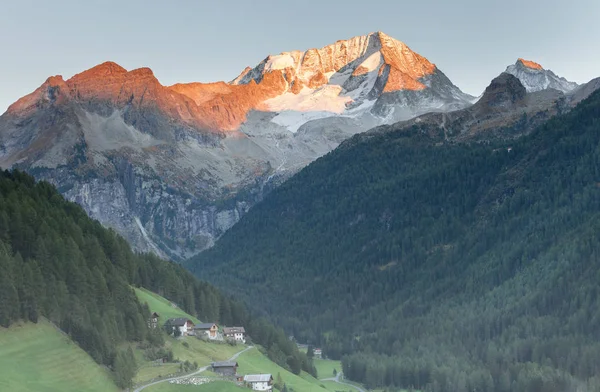 Coucher de soleil sur Hochgall dans la Valle di RIva le côté nord de l'Italie o — Photo