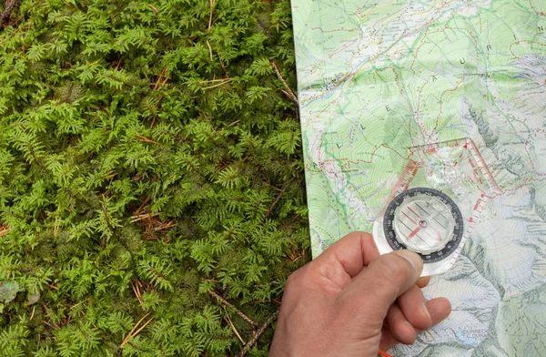 Het vinden van de juiste positie in het bos met een kompass — Stockfoto