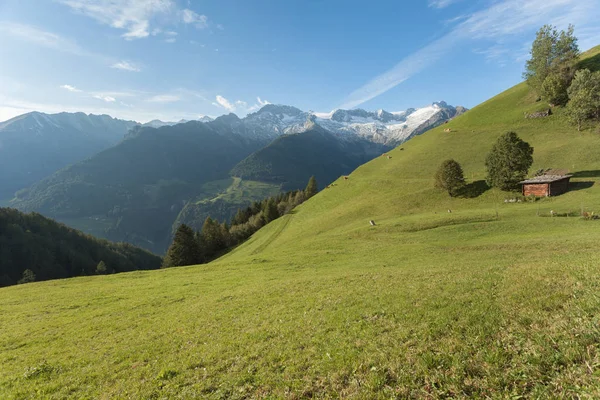 Ahrntal、イタリアの山の牧草地の間でファームからの田園風景 — ストック写真
