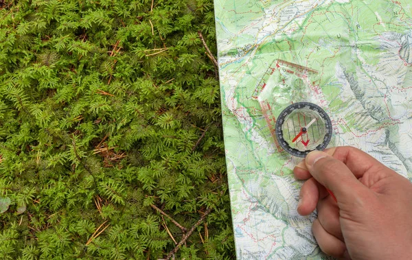 Encontrar Posição Certa Floresta Com Uma Bússola Mapa Gps — Fotografia de Stock