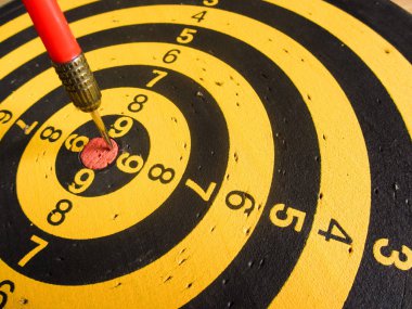 çapraz kullanılan bir dart tahtası görünümünü