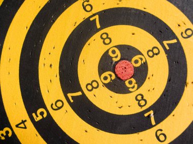 çapraz kullanılan bir dart tahtası görünümünü