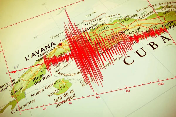 古巴地图上的红色地震波 — 图库照片