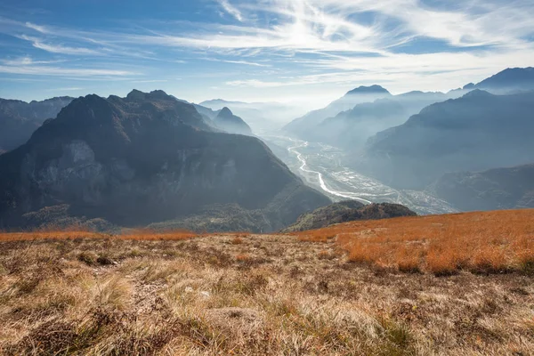 Uitzicht vanuit de lucht op de Longarone vallei naast de Italiaanse Dolomiet — Stockfoto