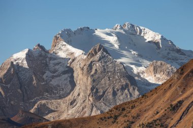 Marmolada Dağı, İtalyan Dolomitlerinin en yüksek doruğudur ve kuzey yüzünde uzun ömürlü buzulları bulunur.