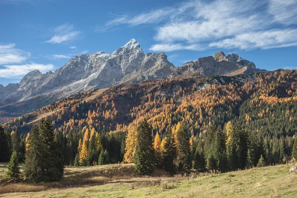 Civetta berg, een van de hoogste toppen van de Italiaanse Dolomieten, in de herfst — Stockfoto