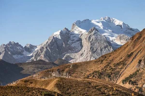 El monte Marmolada es el pico más alto de las Dolomitas italianas con su característico glaciar perenne en la cara norte — Foto de Stock