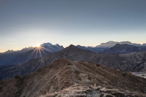 Zonsondergang boven de Passo Giau in de Italiaanse Dolomieten — Stockfoto