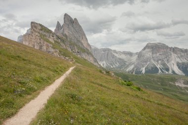 İtalyan Dolomitlerindeki Seceda bölgesinin manzarası