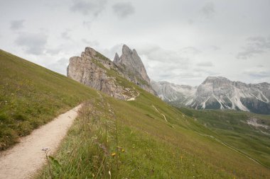 İtalyan Dolomitlerindeki Seceda bölgesinin manzarası