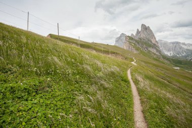 İtalyan Dolomitlerindeki Seceda bölgesinin manzarası