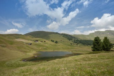 İtalyan Dolomitler arasında Seceda bölgesinde alp gölü