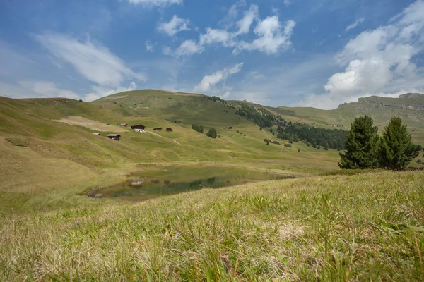 Lago alpino nella zona di Seceda tra le Dolomiti italiane — Foto Stock