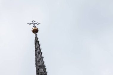 Val Gardena 'daki St. Cristina kilisesinin çan kulesindeki haçın ayrıntıları eski renklerini gösteriyor.