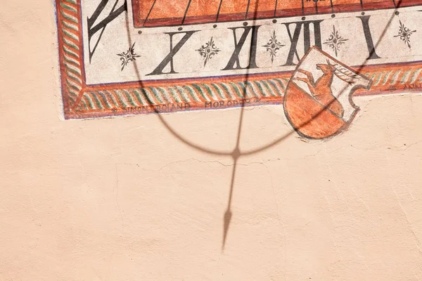 Val Gardena, Itálie - 21. července 2017: Detail charakteristického slunečního svitu nad vnější stěnou městečka Santa Cristina ve Val Gardeně — Stock fotografie