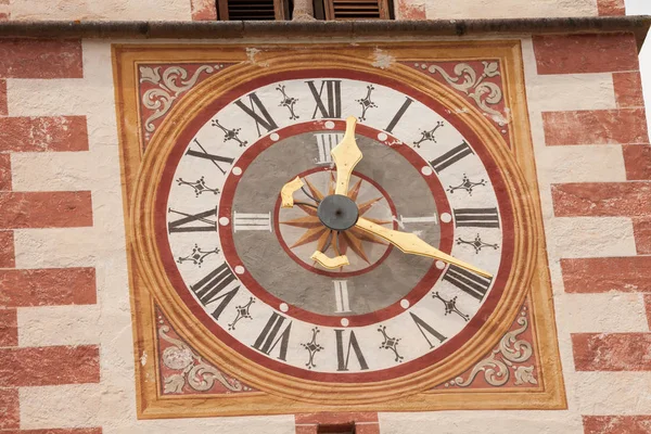 Val gardena, italien - 21. juli 2017: ein detail der uhr, die auf dem glockenturm der kleinen kirche St. Christina in val gardena gemalt wurde, zeigt sich vor kurzem restauriert in all seinen ursprünglichen lebhaften farben — Stockfoto