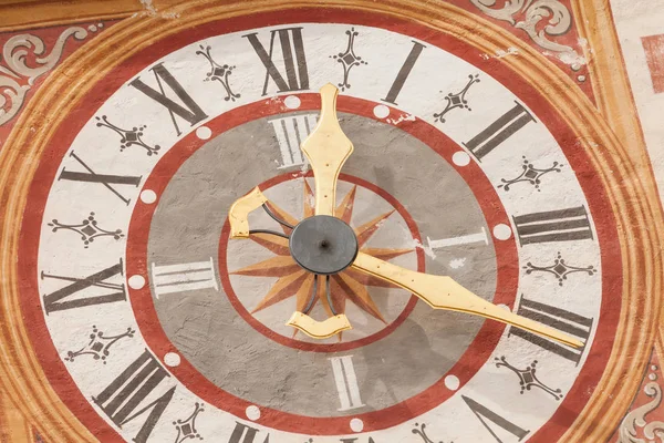 VAL GARDENA, ITÁLIA - JULHO 21, 2017: Um detalhe do relógio pintado na torre do sino da pequena igreja de Santa Cristina em Val Gardena, recentemente restaurado mostra todas as suas cores vivas originais — Fotografia de Stock