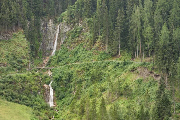 Litet vattenfall bland skogen i Val Gardena — Stockfoto