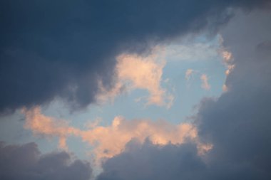 Yaz fırtınasından sonra mavi gökyüzü ile cennet