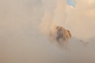 Sasso Lungo 'nun kuzey yakası. Val Gardena bölgesinden gün batımında.
