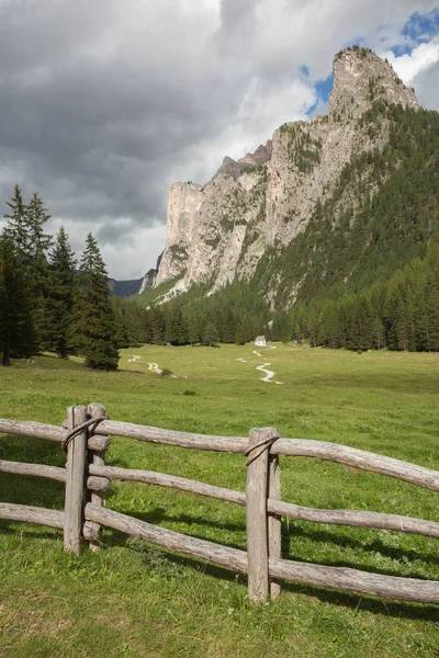 Cerca de madeira longa um pasto de montanha em Val Gardena — Fotografia de Stock