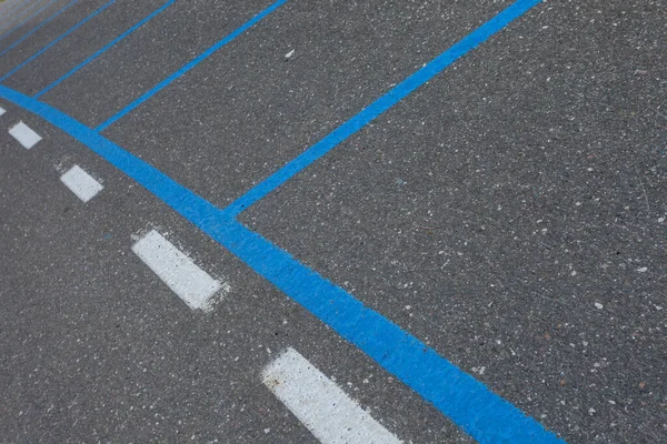 Área de estacionamento com linha azul para bilhetagem — Fotografia de Stock