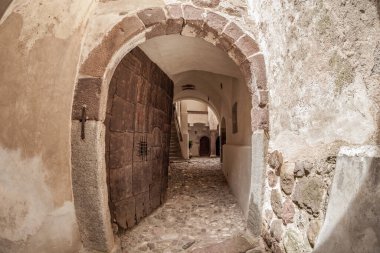 Val Isarco, İtalya - 27 Temmuz 2017: Güney Tyrol 'daki en büyük güçlendirilmiş komplekslerden biri olan Castel Trostburg' dan ayrıntılı giriş. Kalenin tarihi Xii yüzyılına dayanıyor.