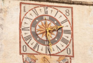 Ponte Gardena, İtalya - 27 Temmuz 2017: Saat ve güneş saati kilisenin çan kulesinin dışında boyandı. Bu resmin tarihi Xix yüzyılına dayanıyor.