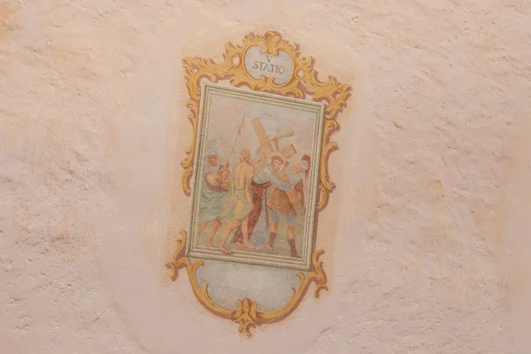 2017年7月27日 意大利索西 费雷斯科在玛丽亚 奥西利亚特里瓦斯小教堂 Maria Ausiliatrice Little Church 的城墙外绘画 代表了过马路 — 图库照片