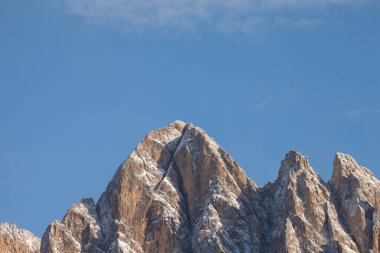 Val di Funes 'daki Odle Dağı manzarası, sonbahar fırtınasından sonra Dolomitler