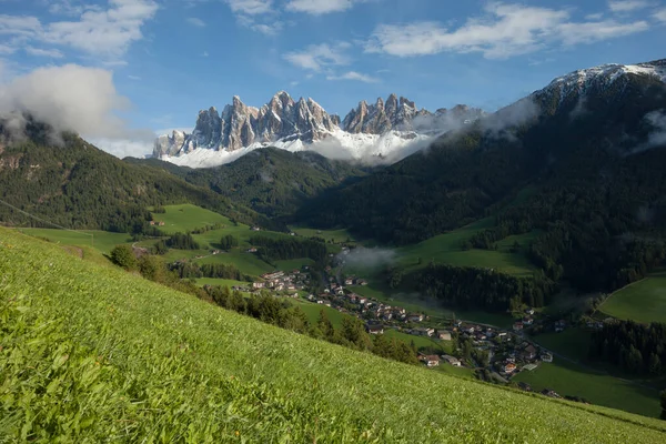 Widok Małego Włoskiego Górskiego Miasteczka Magdaleny Val Funes — Zdjęcie stockowe