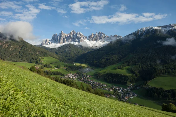 Widok Małego Włoskiego Górskiego Miasteczka Magdaleny Val Funes — Zdjęcie stockowe