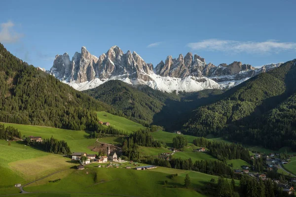 Vista Desde Pequeña Ciudad Italiana Montaña Santa Magdalena Val Funes — Foto de Stock