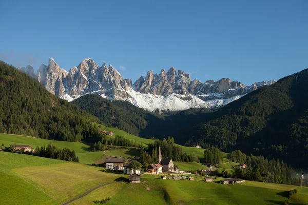 Vista Desde Pequeña Ciudad Italiana Montaña Santa Magdalena Val Funes — Foto de Stock