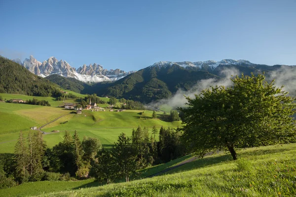 Vista Pequena Cidade Montanhosa Italiana Santa Madalena Val Funes — Fotografia de Stock