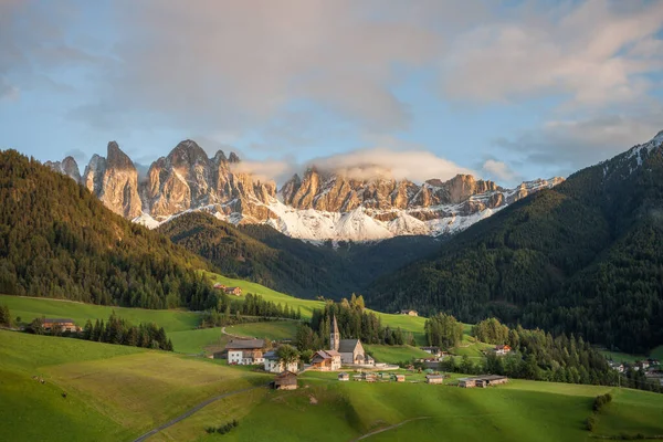 Pequeña Ciudad Italiana Montaña Santa Magdalena Val Funes Atardecer — Foto de Stock