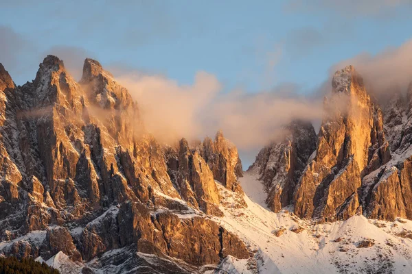 Val di Funes 'daki Odle Dağı manzarası, sonbahar fırtınasından sonra gün batımında Dolomitler.