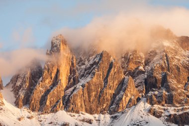Val di Funes 'daki Odle Dağı manzarası, sonbahar fırtınasından sonra gün batımında Dolomitler.