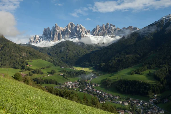 Vista Desde Pequeña Ciudad Italiana Montaña Santa Magdalena Val Funes — Foto de Stock