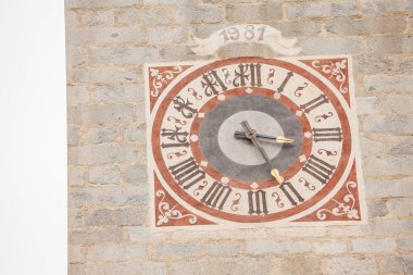 TISO, İtalya - 12 Eylül 2017: Saat boyandı ve kilisenin çan kulesi dışında yakın zamanda restore edildi.