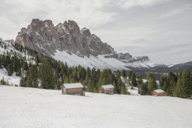 Val di Funes 'da sonbahar kar yağışı sonrası bir otlakta eski bir saman.